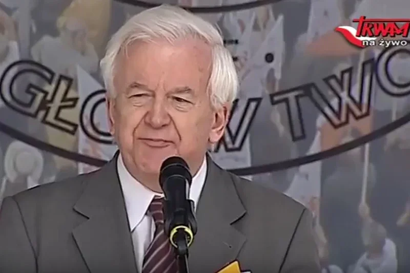 Prof. Janusz Kawecki przez wiele lat był związany z Radiem Maryja. Dziś jest członkiem Krajowej Rady Radiofonii i Telewizji.