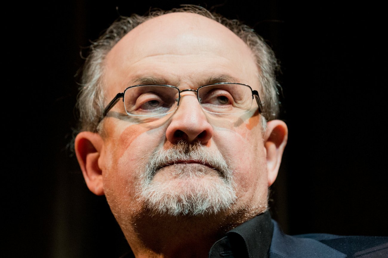 Salman Rushdie zaatakowany przez nożownika w stanie Nowy Jork.