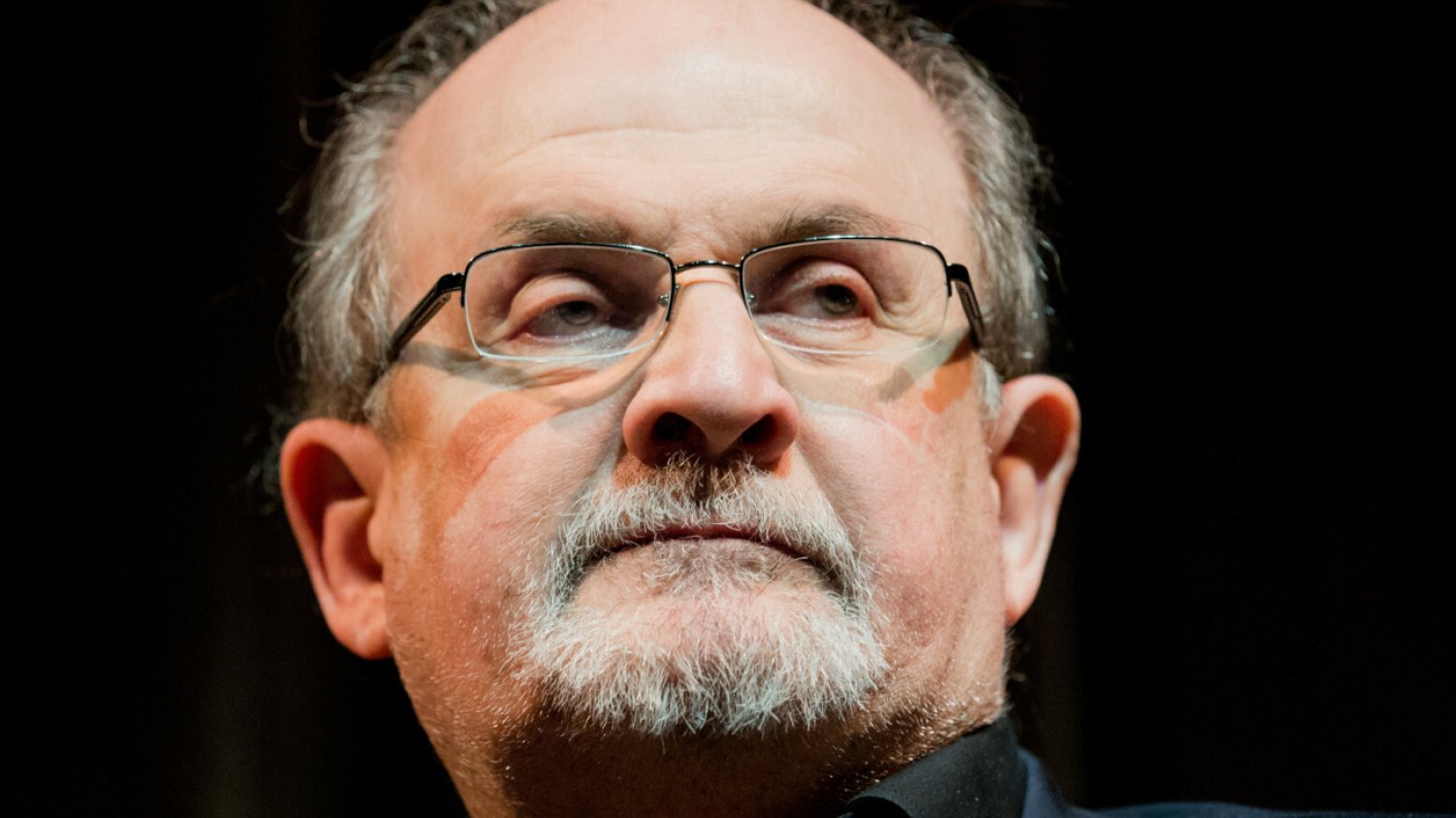 Salman Rushdie zaatakowany przez nożownika w stanie Nowy Jork.