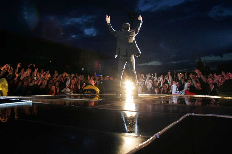 Dave Gahan, wokalista Depeche Mode, podczas koncertu w Warszawie w 2006 roku.