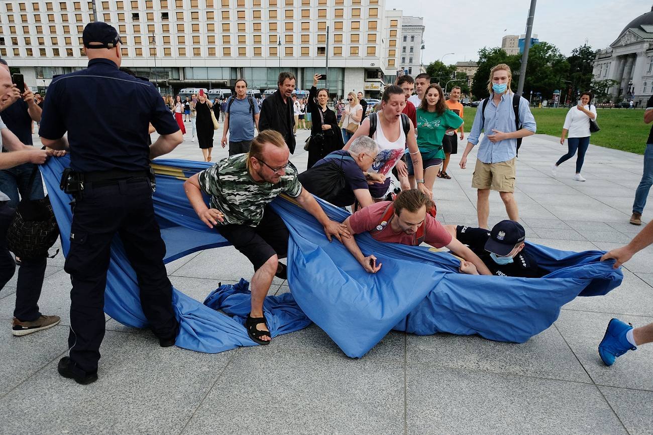 Policjanci długo musieli walczyć o "pojmanie" flagi UE podczas interwencji przy tzw. schodach smoleńskich w Warszawie