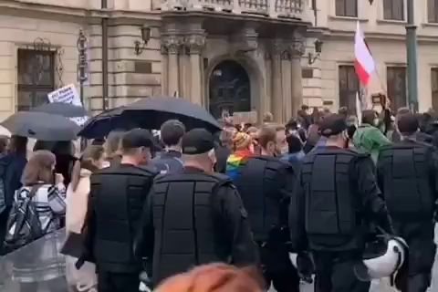 Policjanci zdjęli kaski w czasie marszu