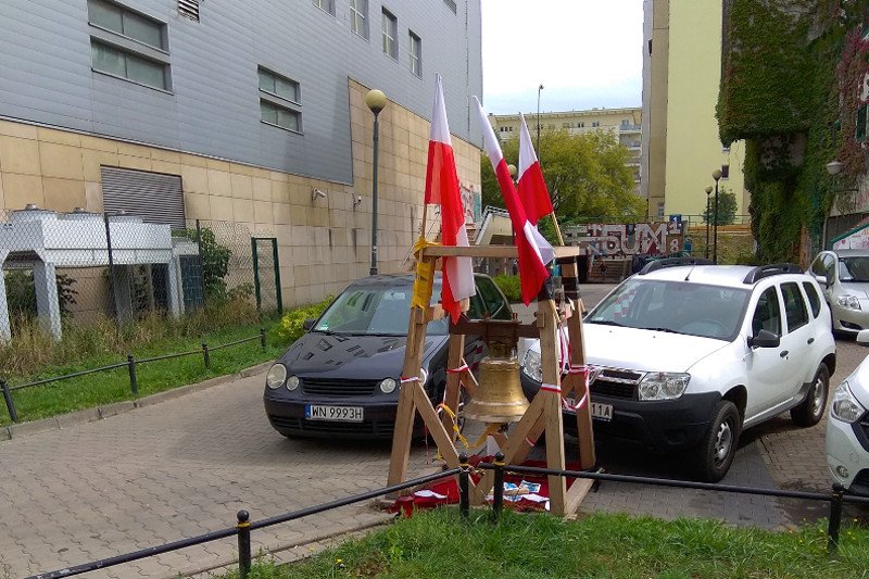 Na Ursynowie stanął dzwon smoleński.