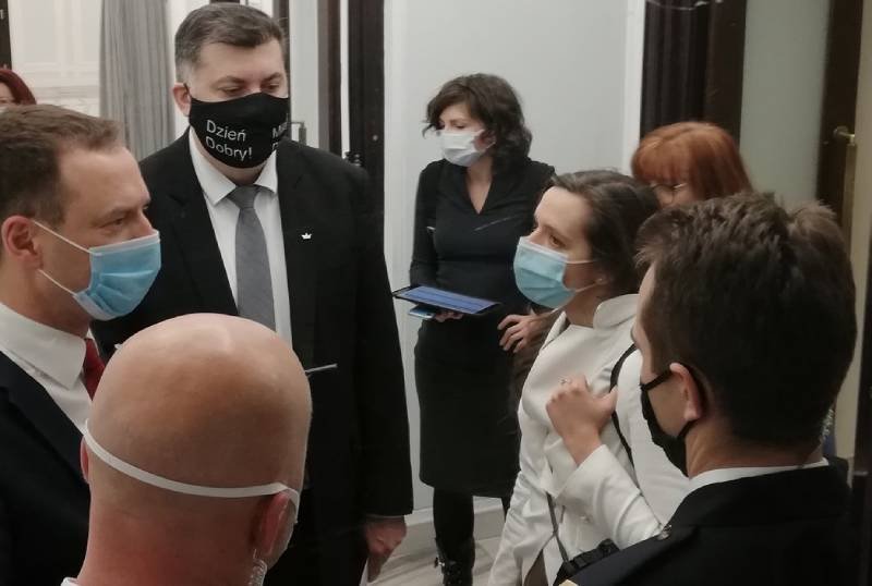Sejm: Straż Marszałkowska nie wpuszcza opozycji na salę obrad.