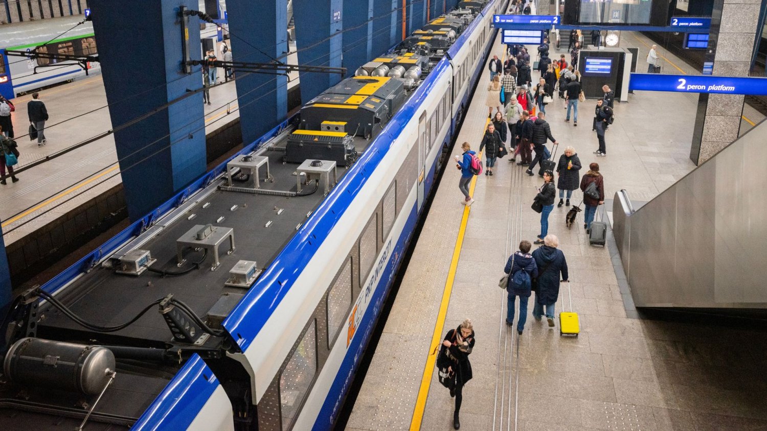 Dziesiątki lotów z Polski odwołanych. PKP Intercity już wykorzystało sytuację