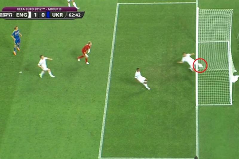 Oto dowód, że gol dla Ukrainy padł. Na dole głowa sędziego bramkowego. Był blisko.