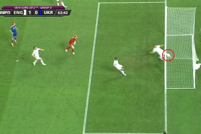 Oto dowód, że gol dla Ukrainy padł. Na dole głowa sędziego bramkowego. Był blisko.