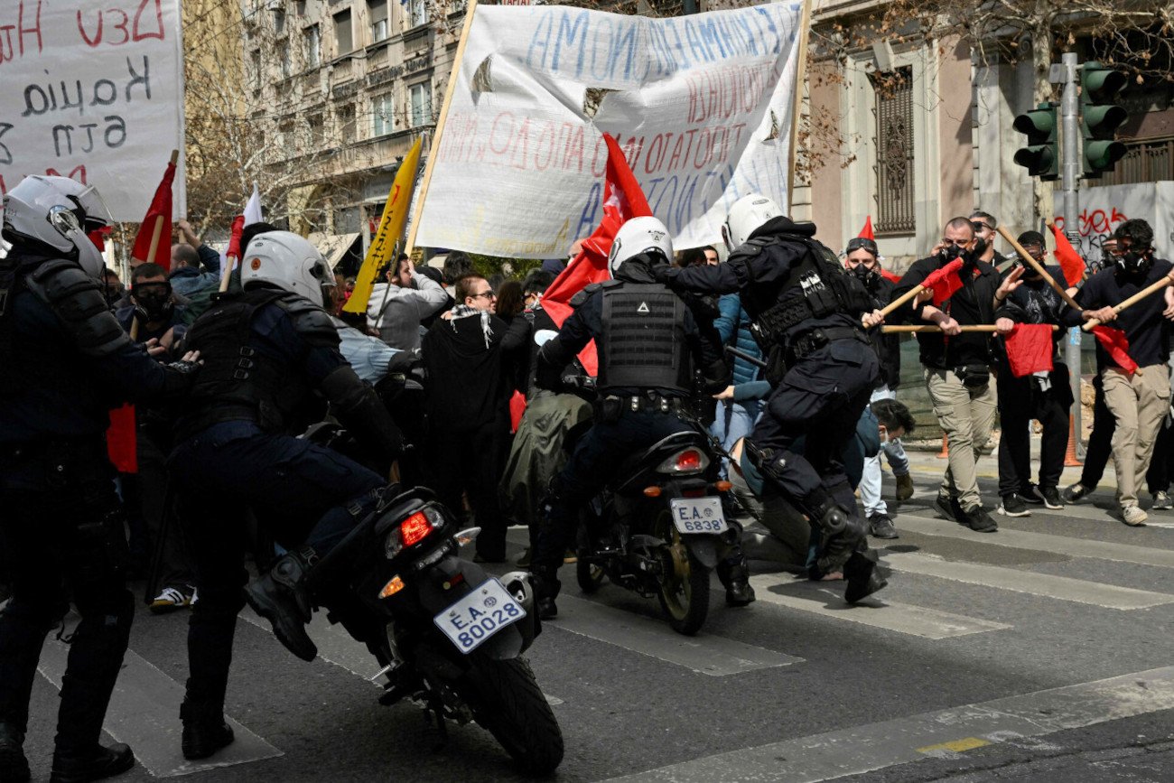 Protesty po katastrofie kolejowej w Grecji. Doszło do starć z policją.