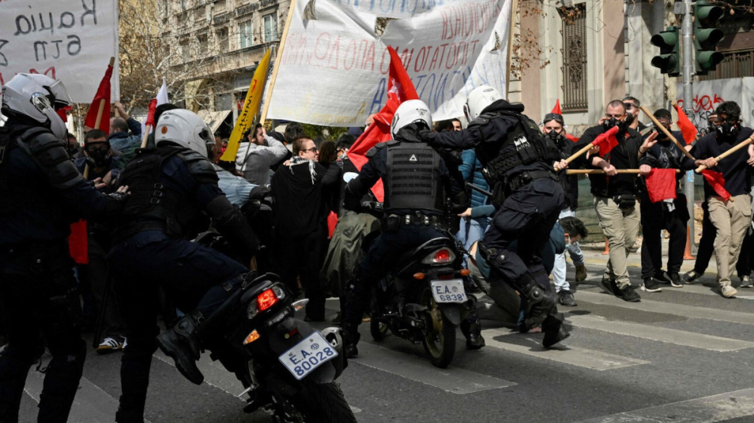 Protesty po katastrofie kolejowej w Grecji. Doszło do starć z policją.