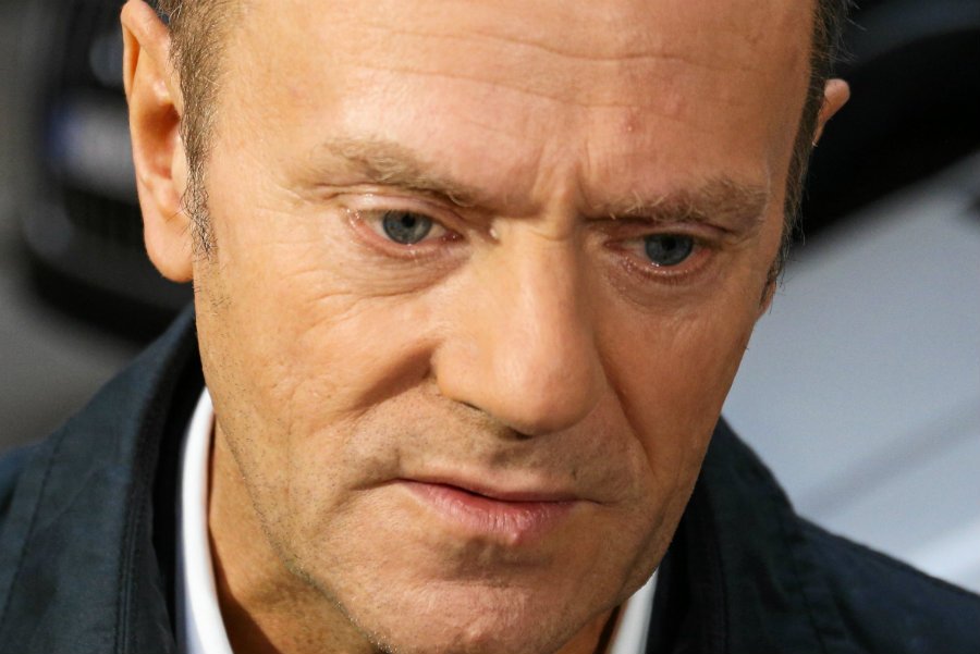 Donald Tusk skomentował na Twitterze "polskie obozy" i nocne podpisanie ustawy o IPN.