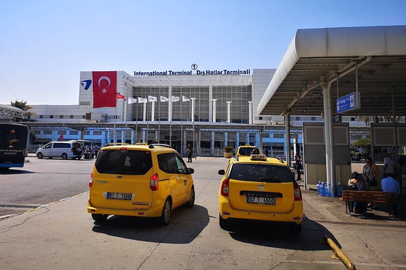 MSZ ostrzega Polaków. Tych regionów w turystycznym raju lepiej unikać.