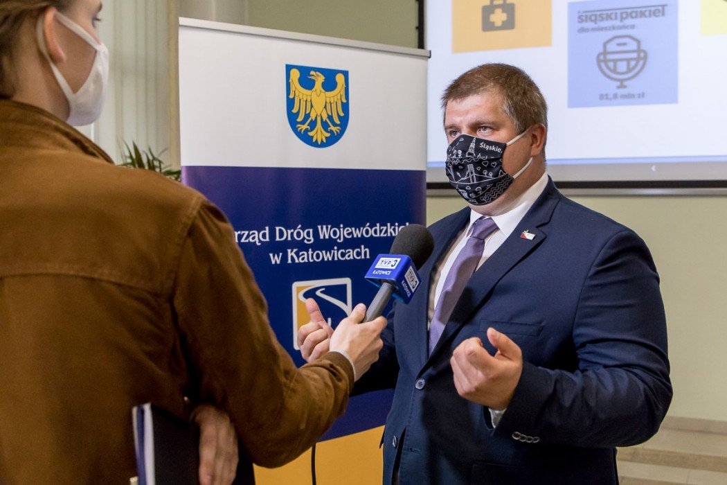 Wicemarszałek woj. śląskiego miał dowiedzieć się w środę o tym, że osoba, z którą się kontaktował, jest zakażona koronawirusem. Dziennikarze są zdania, że w takiej sytuacji powinien zrezygnować z udziału w konferencji prasowej