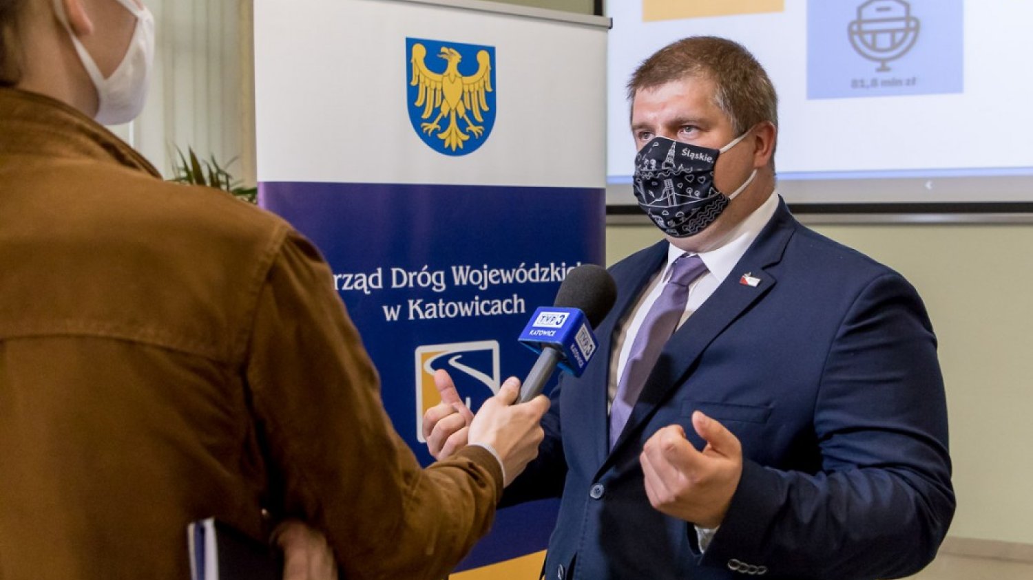 Wicemarszałek woj. śląskiego miał dowiedzieć się w środę o tym, że osoba, z którą się kontaktował, jest zakażona koronawirusem. Dziennikarze są zdania, że w takiej sytuacji powinien zrezygnować z udziału w konferencji prasowej