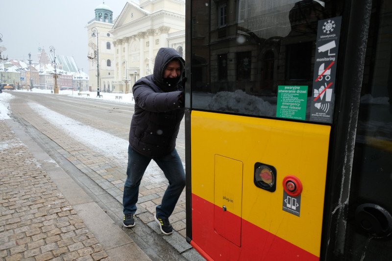 Rafał Trzaskowski nagrodził Białorusina, który pomagał pchać autobus