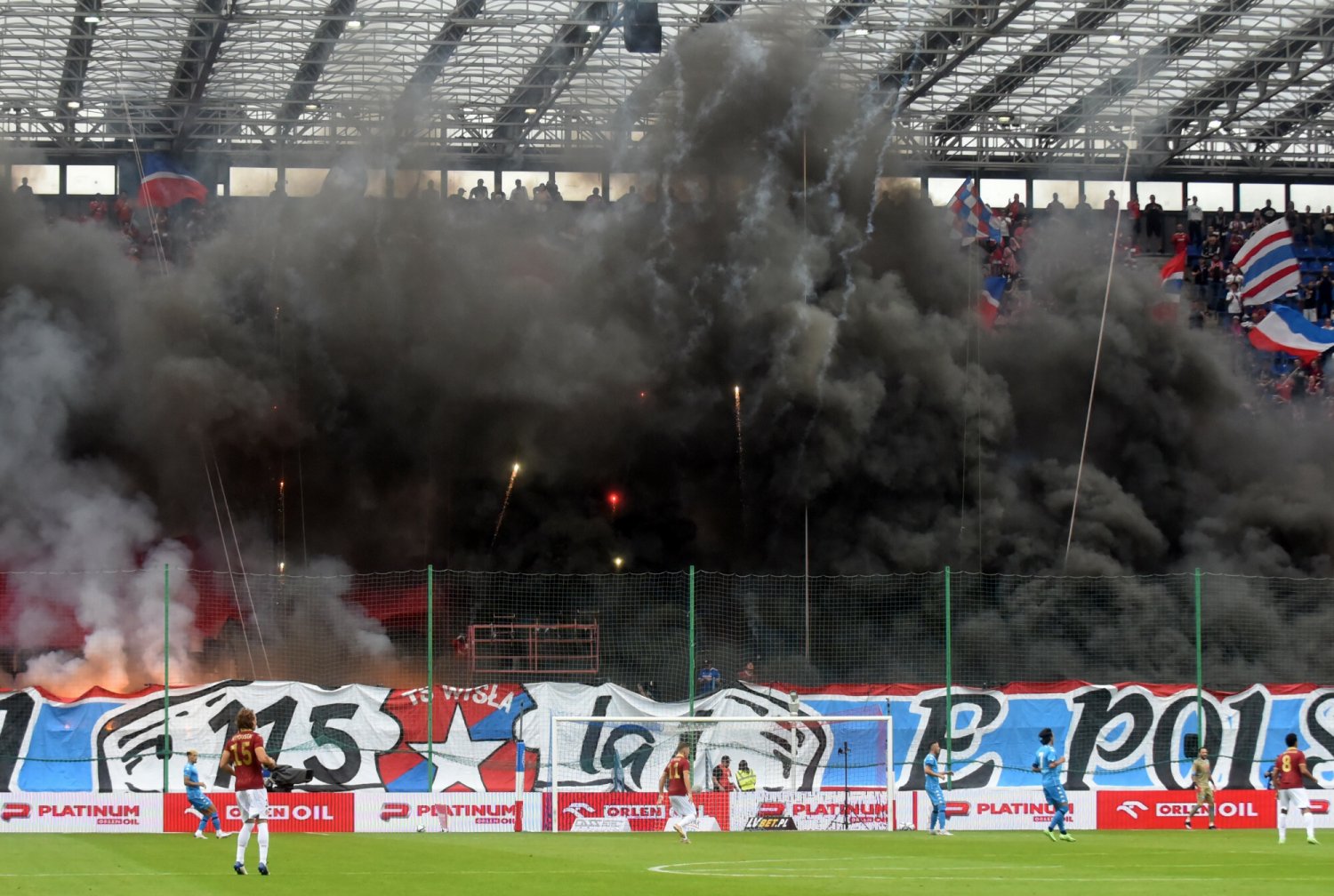 Czarne chmury zbierały się na Wisłą Kraków od dawna, aż doszło do spadku z ligi. Kibice mają już tego dość