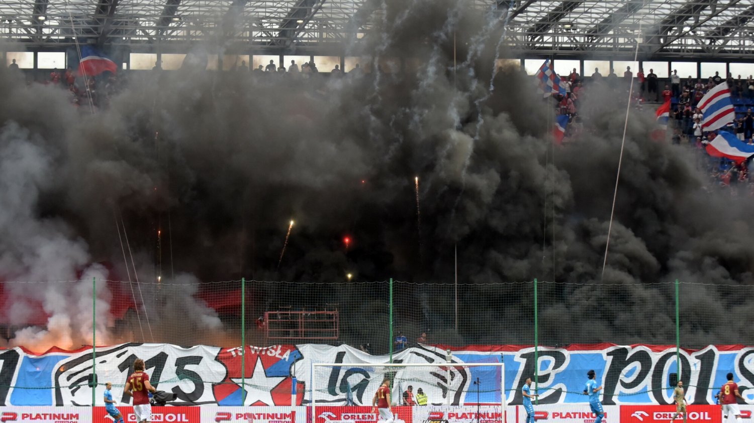 Czarne chmury zbierały się na Wisłą Kraków od dawna, aż doszło do spadku z ligi. Kibice mają już tego dość