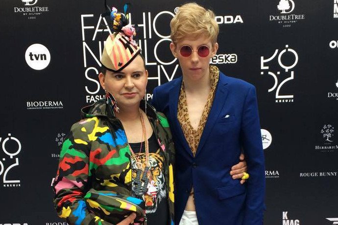 Autor "Lubiewa" podczas modowej imprezy wystąpił w kapeluszu z nazistowskim symbolem.