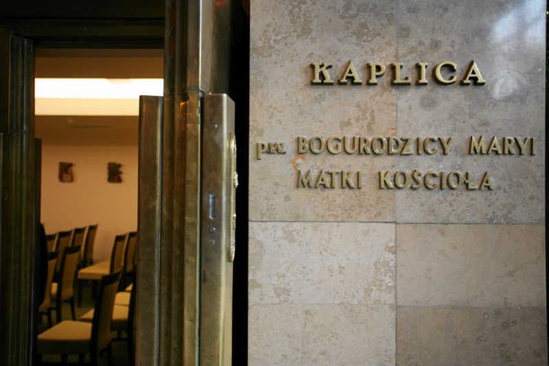 Politycy PiS chcą specjalnego posiedzenia Sejmu ws. suszy. Internauci przypominają, że już raz modlili się o deszcz.