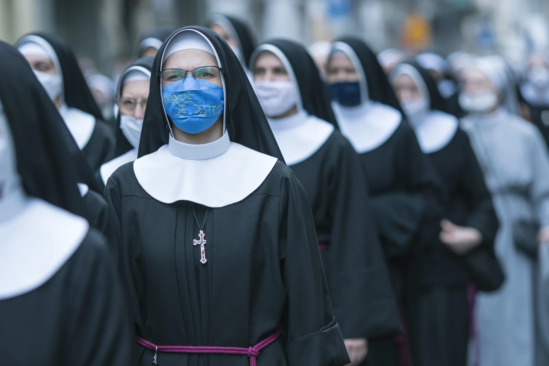 Zakonnica w maseczce higienicznej w czasie procesji Bożego Ciała 2020.