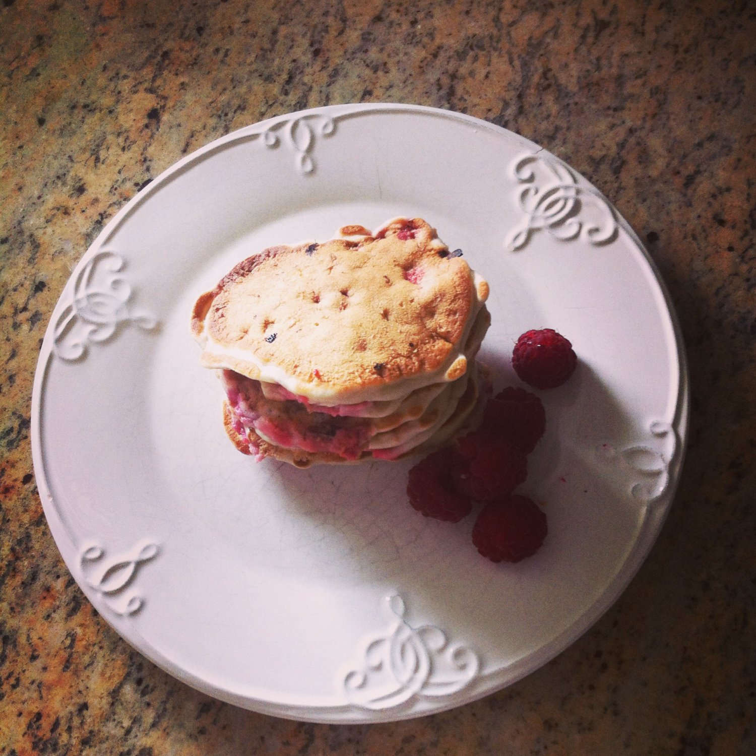 Pancakes z malinami i mlekiem kokosowym, bez cukru