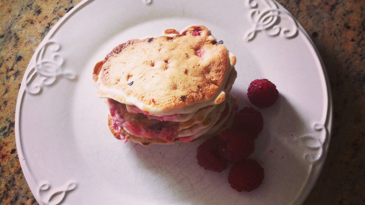 Pancakes z malinami i mlekiem kokosowym, bez cukru