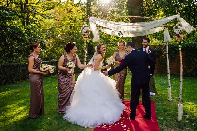 Polacy coraz częściej odchodzą od tradycyjnej formy wesel.