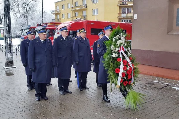 Komendant główny straży pożarnej gen. Leszek Suski, trzeci od lewej. W tle hula wiatr.