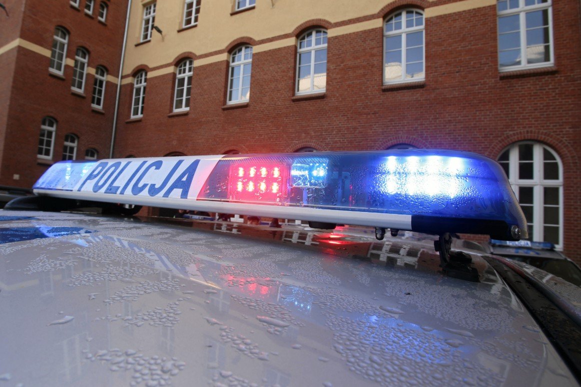 Na komisariacie w Kolbuszowej zmarł mężczyzna, który wtargnął tam wcześniej i zachowywał się agresywnie. Policja użyła wobec niego paralizatora.