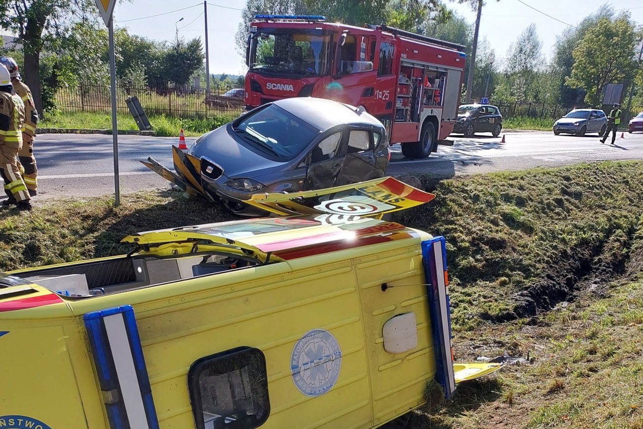 Karetka wiozła rannych z wypadku, sama brała udział w zderzeniu