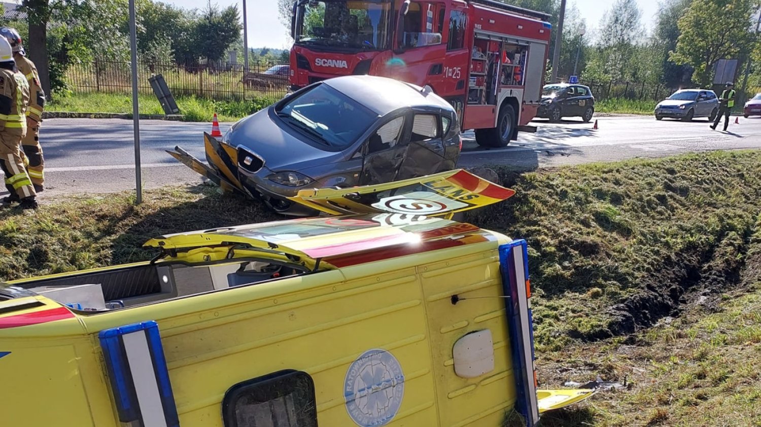 Karetka wiozła rannych z wypadku, sama brała udział w zderzeniu