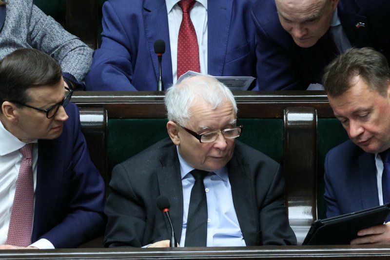 Poparcie dla Prawa i Sprawiedliwości zrównuje się z poparciem dla opozycji