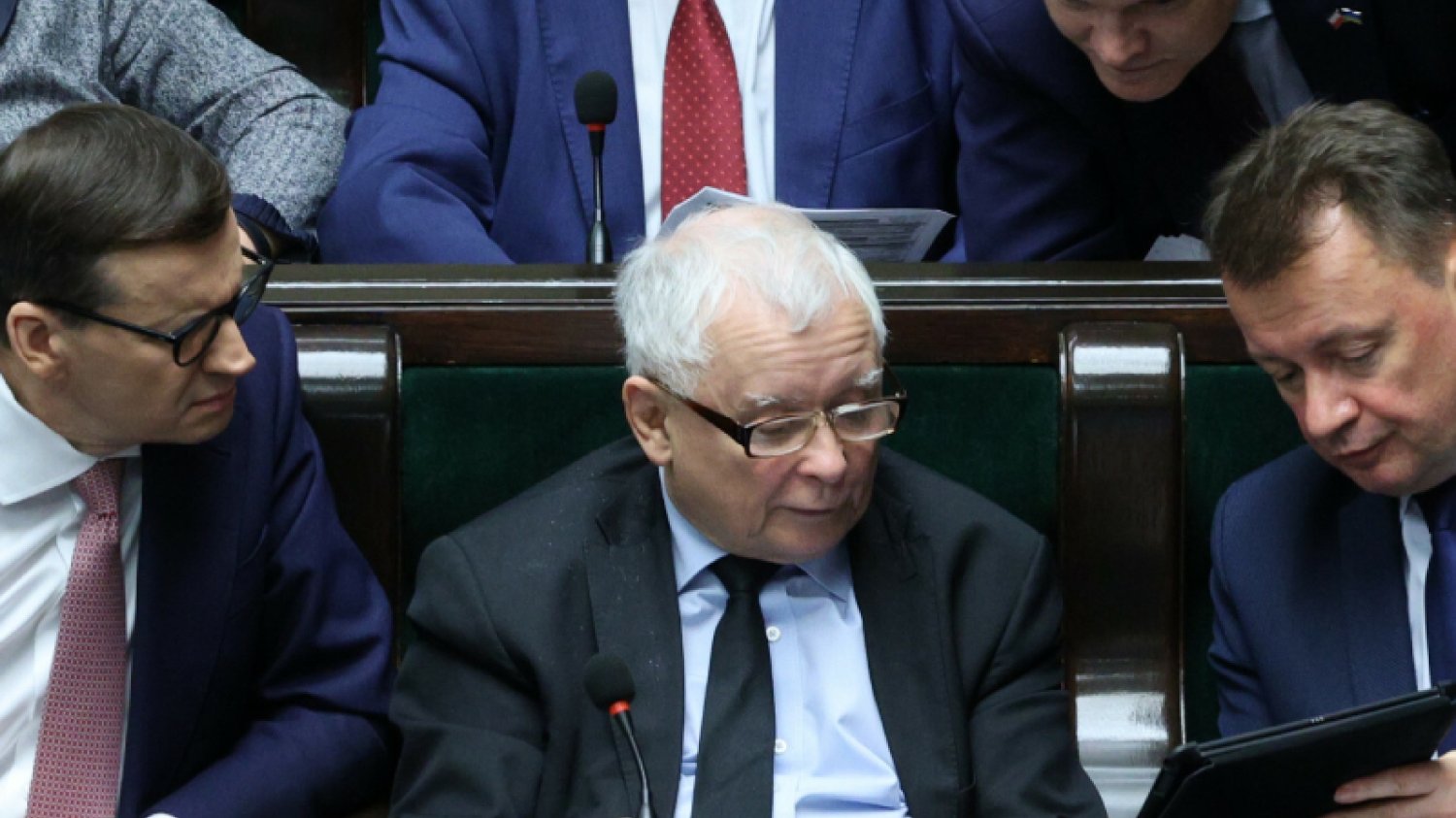Poparcie dla Prawa i Sprawiedliwości zrównuje się z poparciem dla opozycji