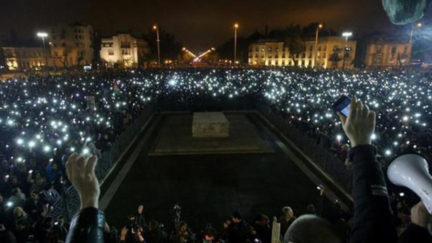 100 tys. osób protestuje na ulicach Budapesztu