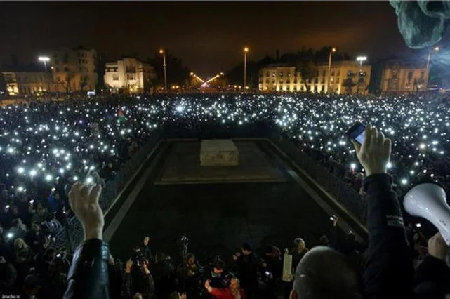 100 tys. osób protestuje na ulicach Budapesztu