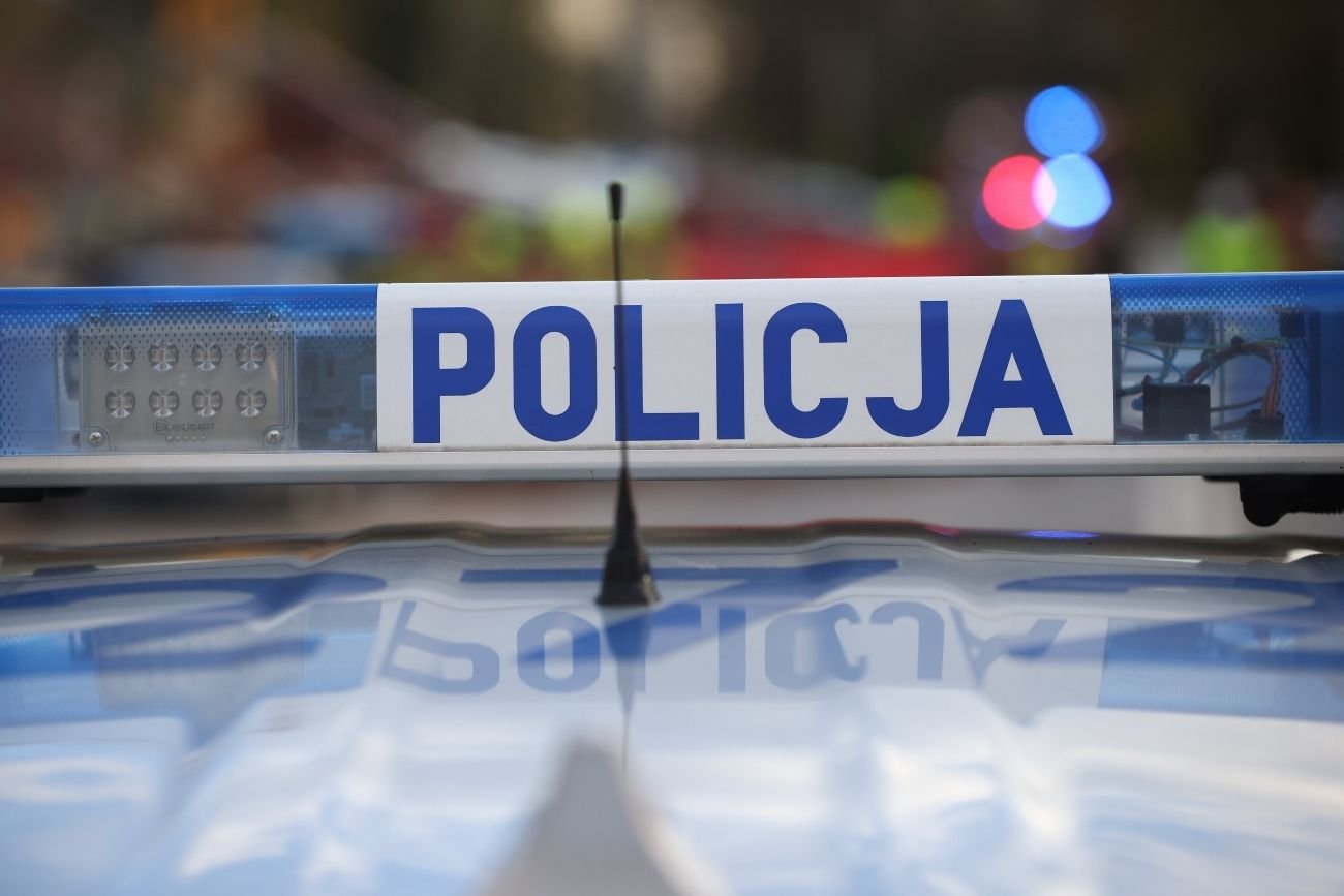 Poważny wypadek w Warszawie. Kierowca najechał autem kobietę na pasach