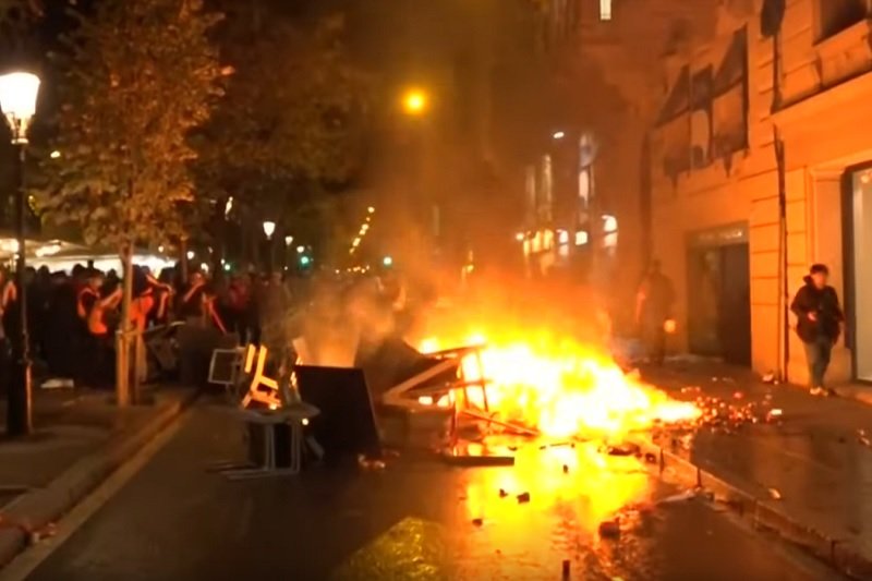 Mecz FC Barcelona – Real Madryt został przełożony przez zamieszki w Katalonii.