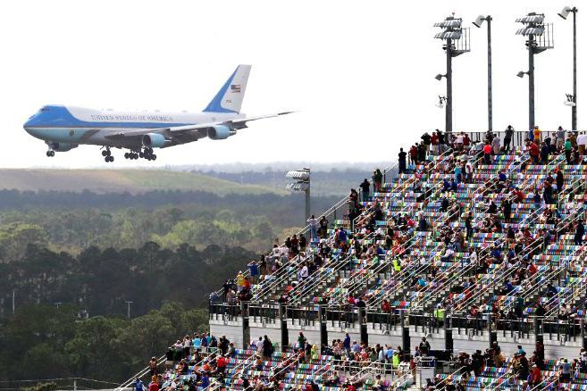 Donald Trump w efektownym stylu rozpoczął sezon wyścigów Nascar na torze Daytona.
