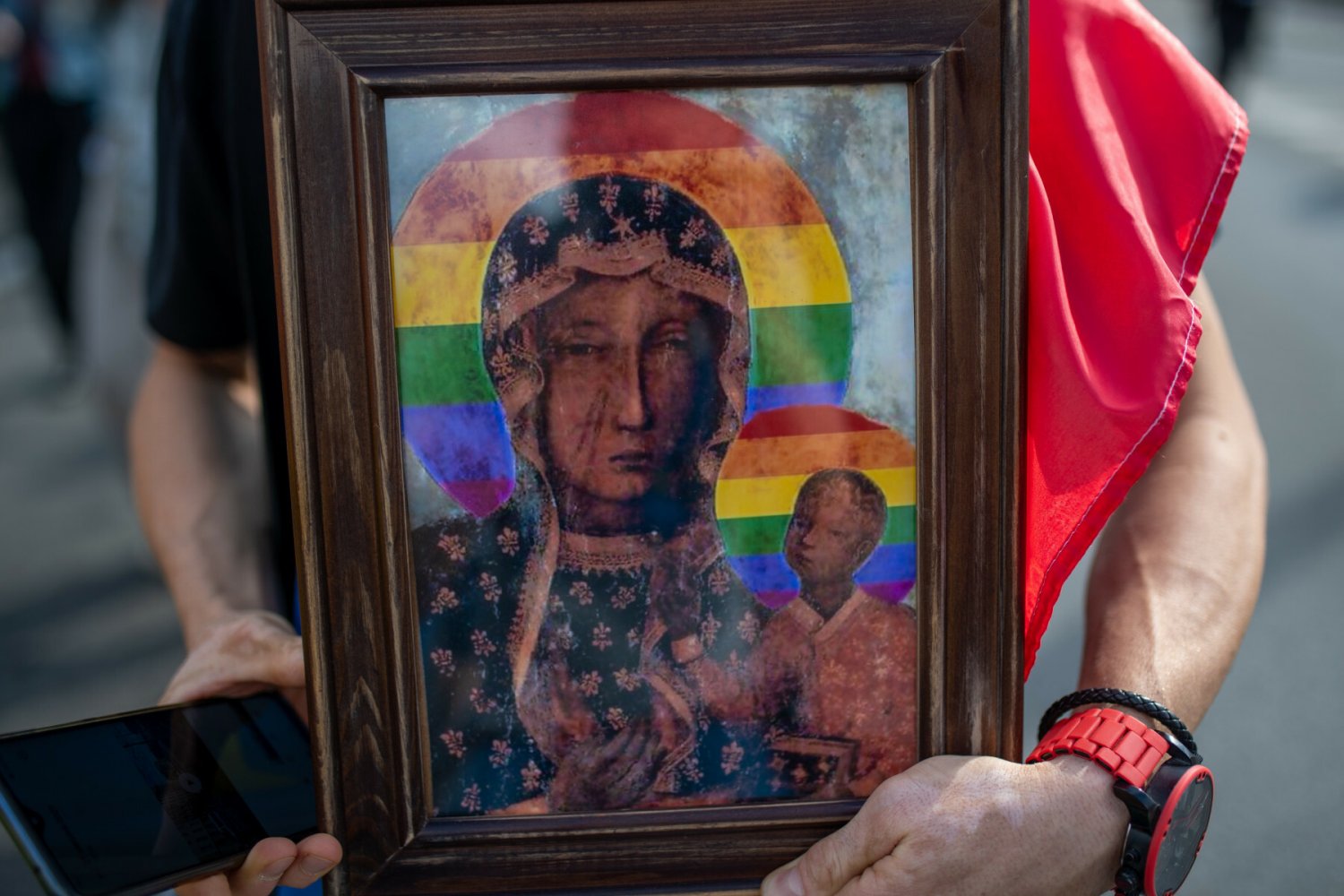 Sąd w apelacji utrzymał wyrok uniewinniający dla trzech aktywistek, które rozlepiały wlepki z Matką Boską.