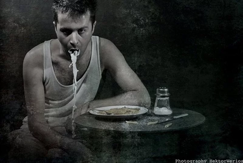 Paweł Hajnos w monodramie "Onanizm", warszawskiego teatru Druga Strefa.