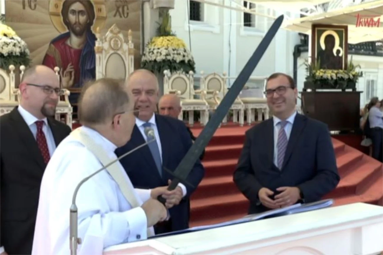 Miecz za 250 tys. od Sasina dla Rydzyka. Dr Oczkoś: To było jak hołd lenny