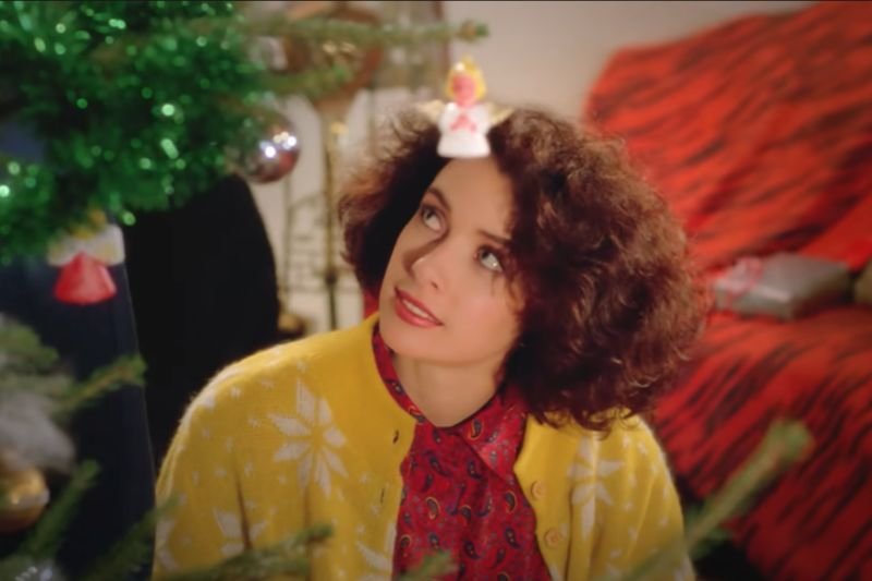 Kathy Hill z teledysku "Last Christmas"