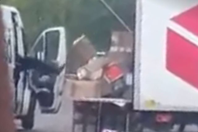 Kopnięta paczka z gracją przeleciała do drugiego samochodu.