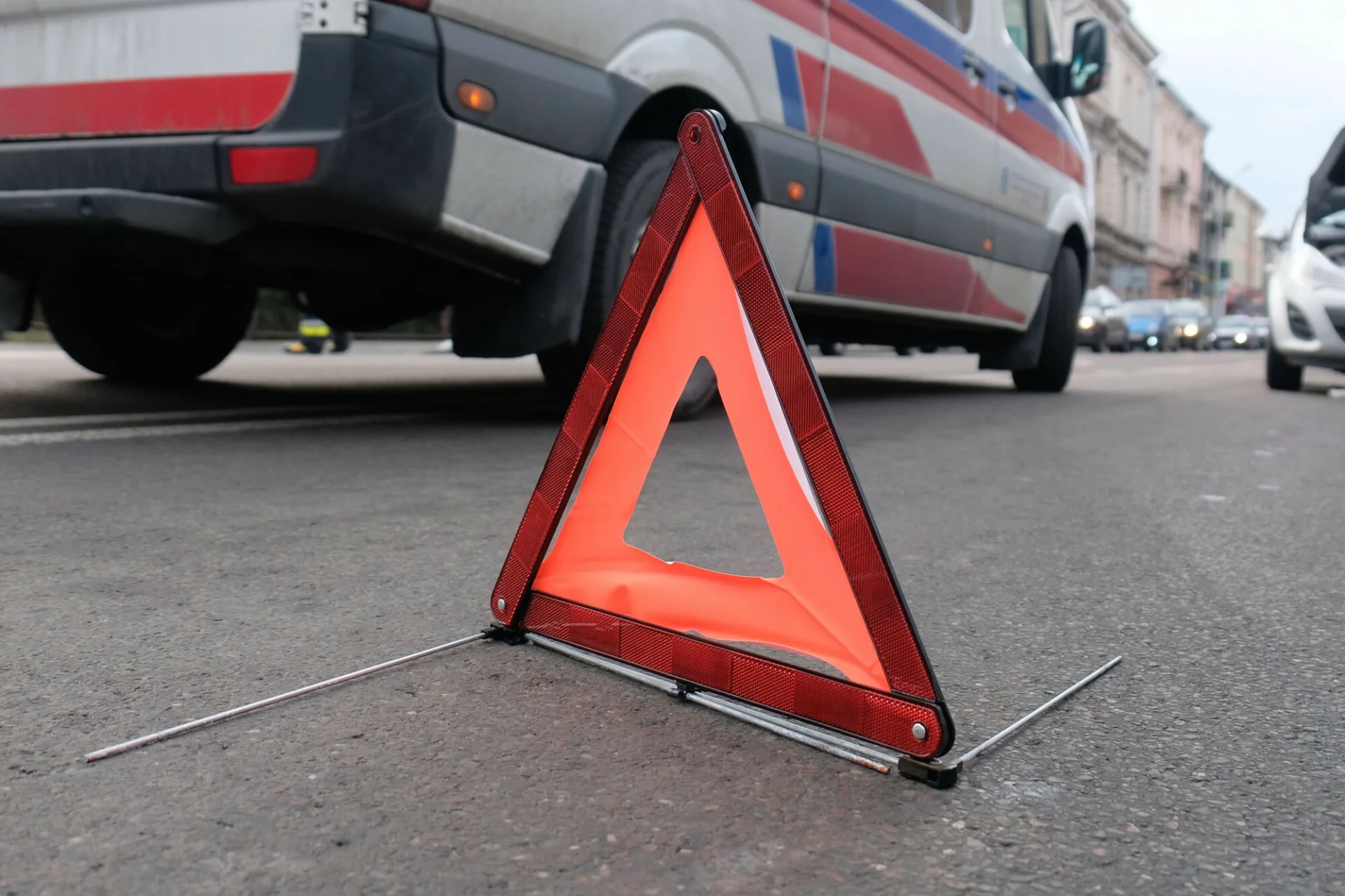 Trójkąt ostrzegawczy odchodzi do lamusa? W Hiszpanii będą obowiązkowe lampy V16 W Hiszpanii lampy V16 będą obowiązkowe w 2026 roku. Czy reszta Europy pójdzie tym śladem?