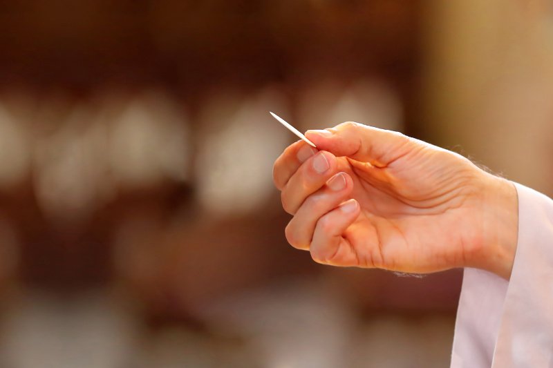 Czapury pod Poznaniem: szafarz, który rozdawał komunię, ma koronawirusa.