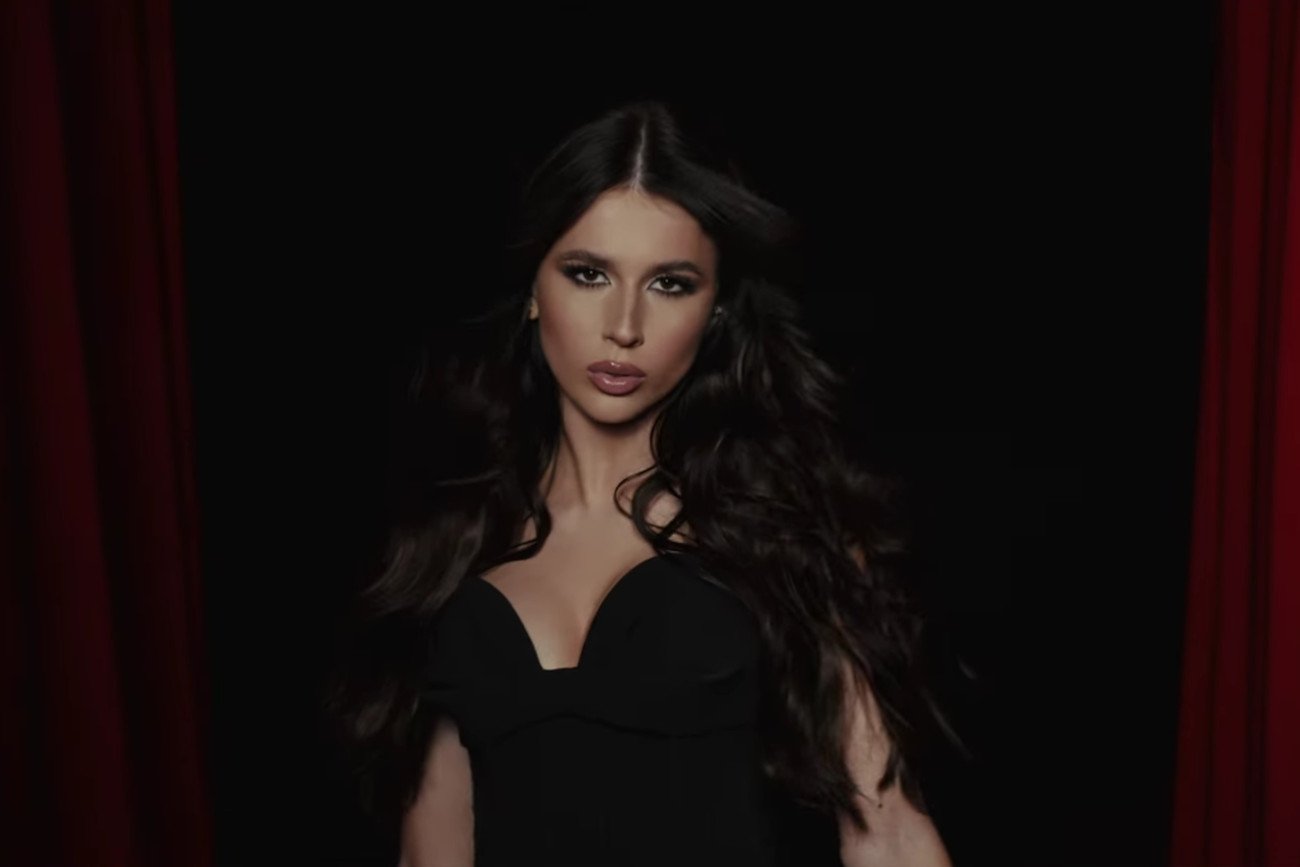 Roxie Węgiel wystąpiła w utworze "Nieładnie".