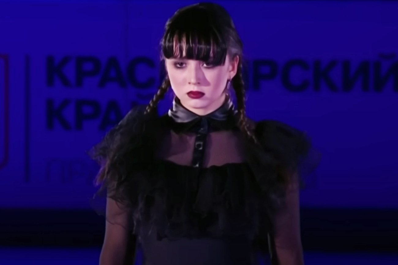 Rosyjska łyżwiarka figurowa wykonała taniec Wednesday Addams na lodzie.