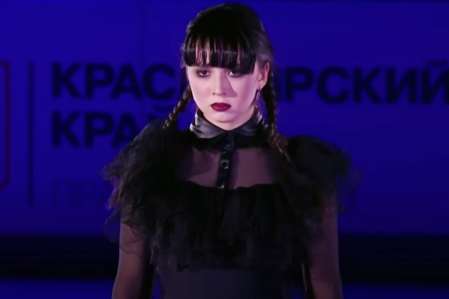 Rosyjska łyżwiarka figurowa wykonała taniec Wednesday Addams na lodzie.