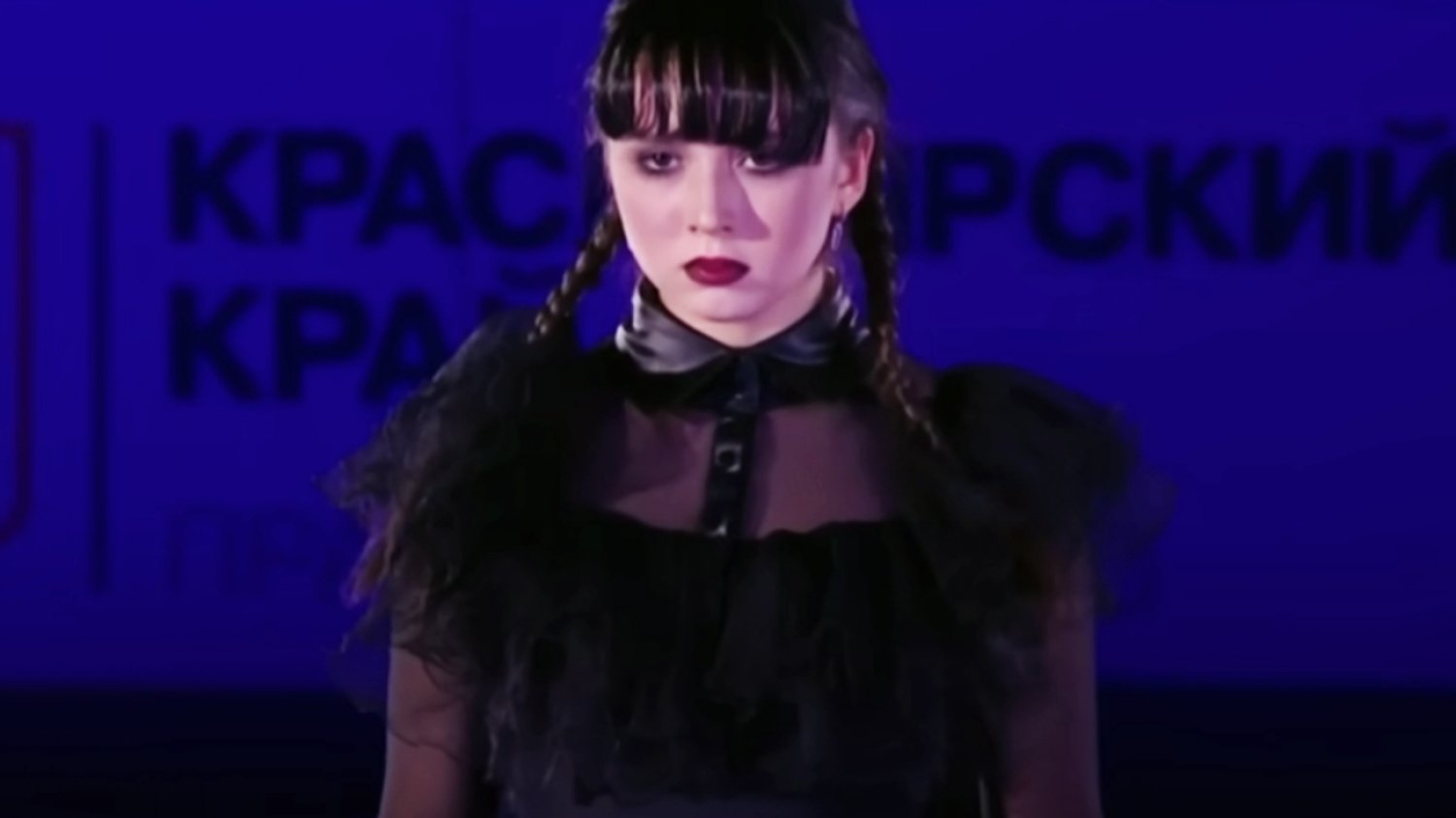 Rosyjska łyżwiarka figurowa wykonała taniec Wednesday Addams na lodzie. Rosyjska łyżwiarka figurowa wykonała taniec Wednesday Addams na lodzie.