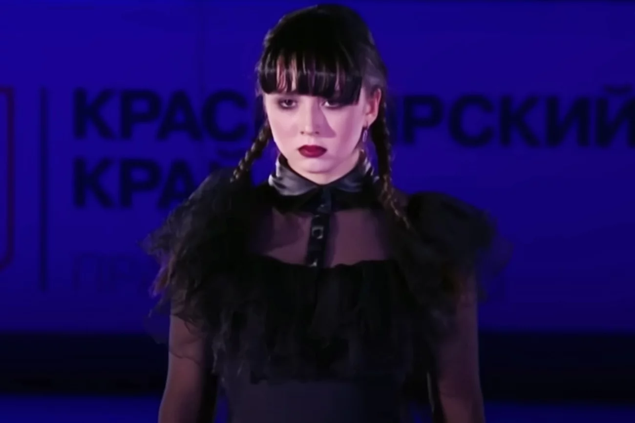 Rosyjska łyżwiarka figurowa wykonała taniec Wednesday Addams na lodzie. Rosyjska łyżwiarka figurowa wykonała taniec Wednesday Addams na lodzie.