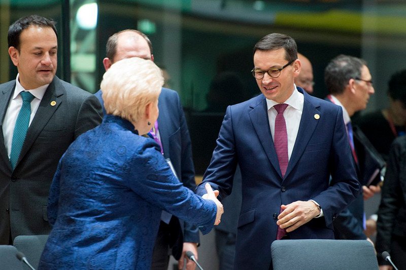 Premier Morawiecki skraca swoją wizytę w Brukseli z powodu...partyjnej wigilii.